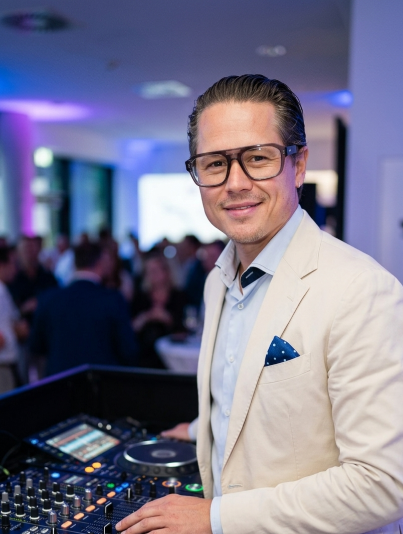 Manuel, DJ manulive, am DJ-Pult bei einem Firmenevent